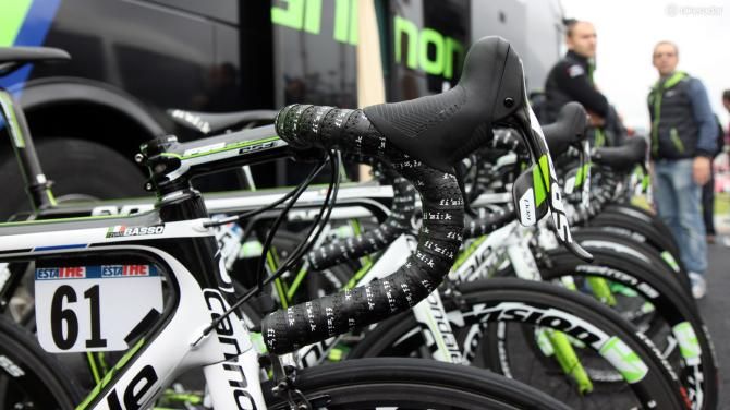 Ivan Basso (Cannondale) prefers a traditional-bend FSA aluminum bar clamped in a 140mm-long stem