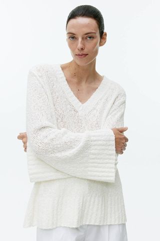 1/6 -30% V-Neck Bouclé Jumper