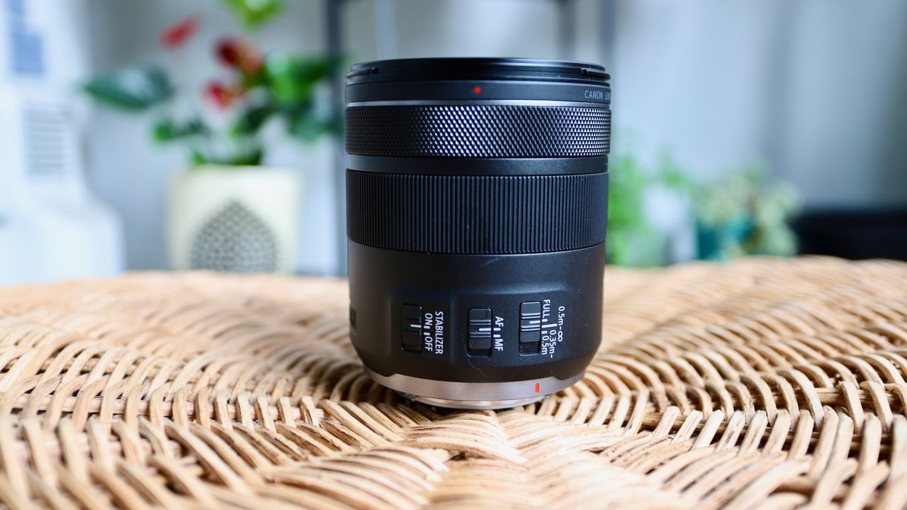 Canon RF 85mm f/2 Macro IS STM