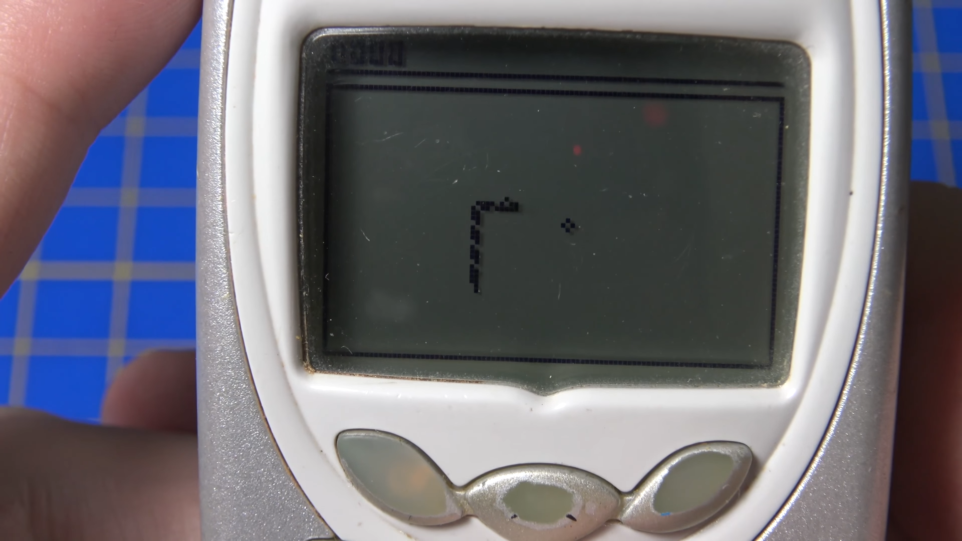 Nokia 3310 running snake with game on screen