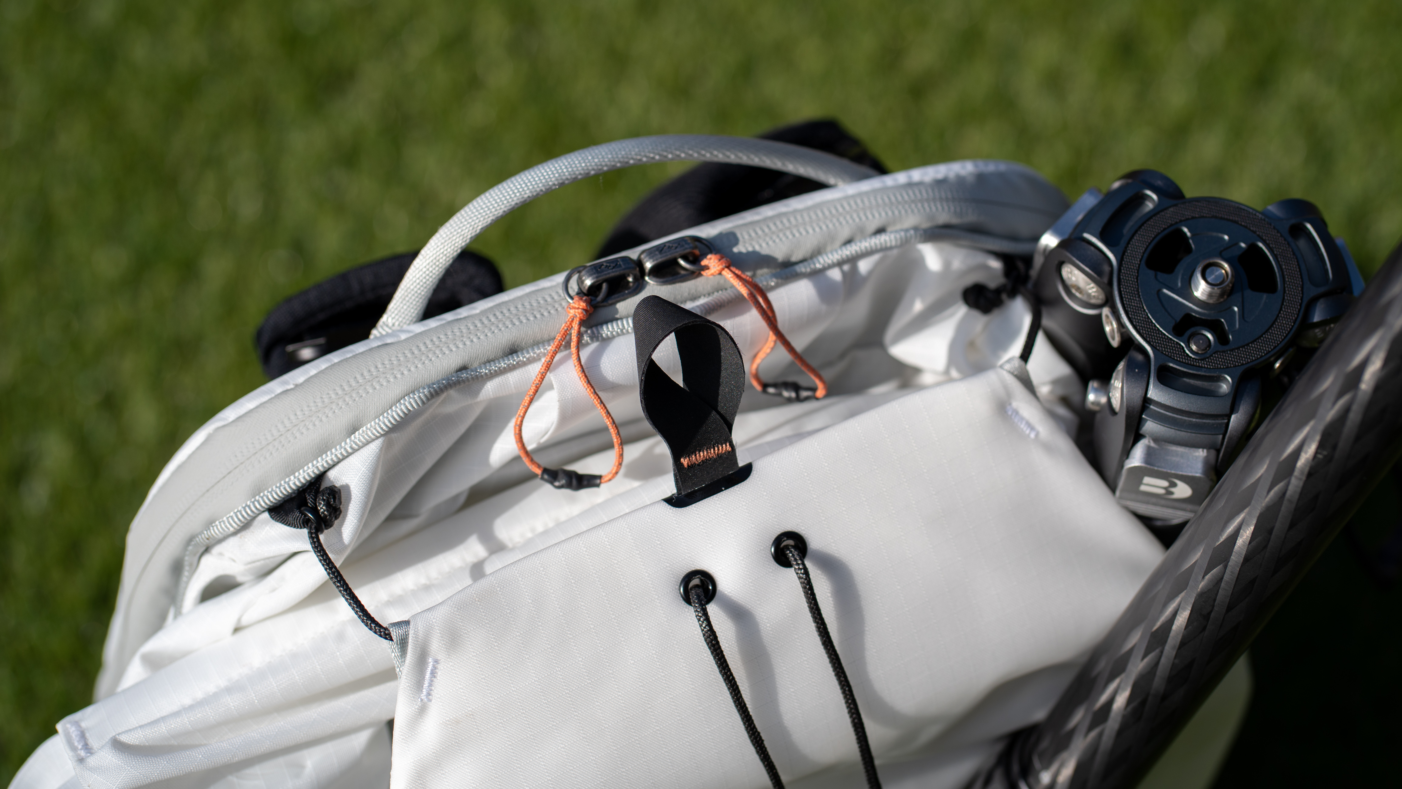 zips and toggle on the Peak Design outdoor bag