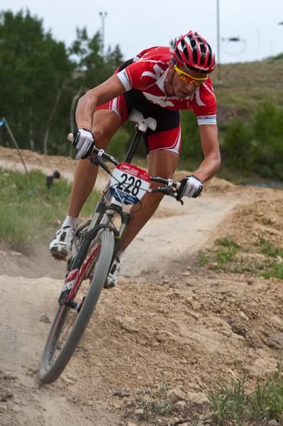 Todd Wells puts his team Specialized full suspension 29'er through the paces enroute to taking the short track victory.