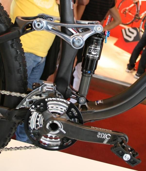 Rocky Mountain Slayer 70 bottom bracket detail with RaceFace Sixc cranks.