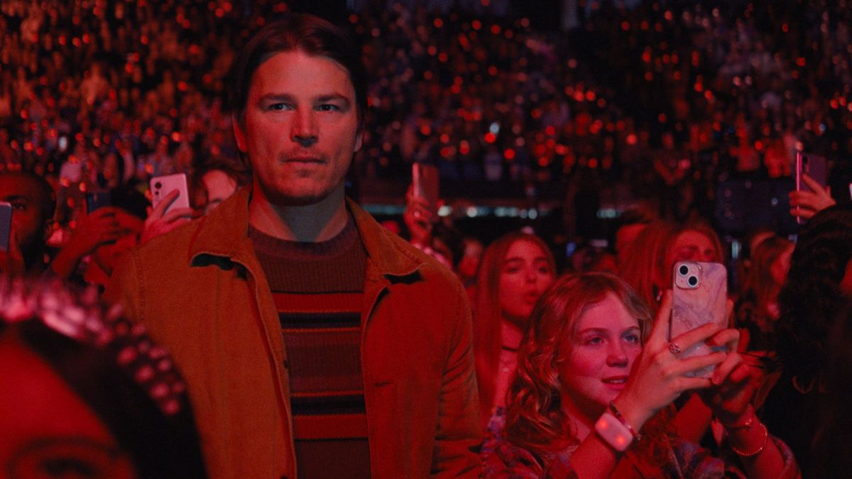 Josh Hartnett and Ariel Donoghue in Trap