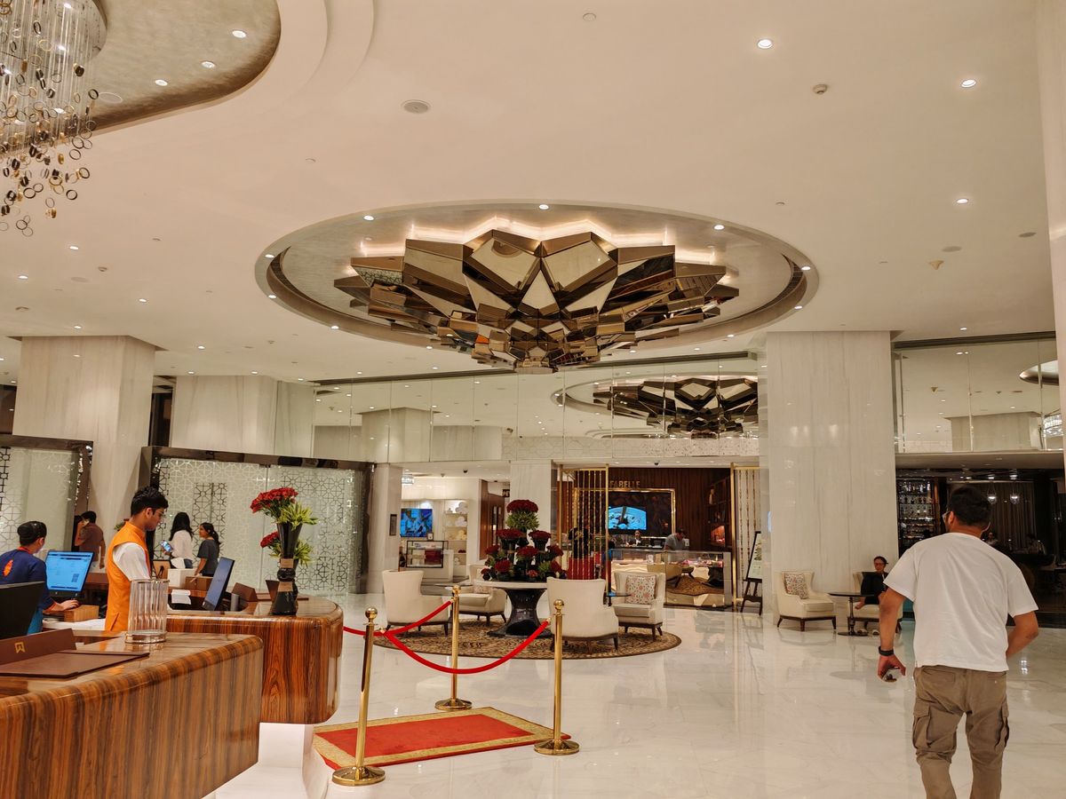 Photo of a restaurant lobby taken with Porsche Design Honor Magic 6 RSR