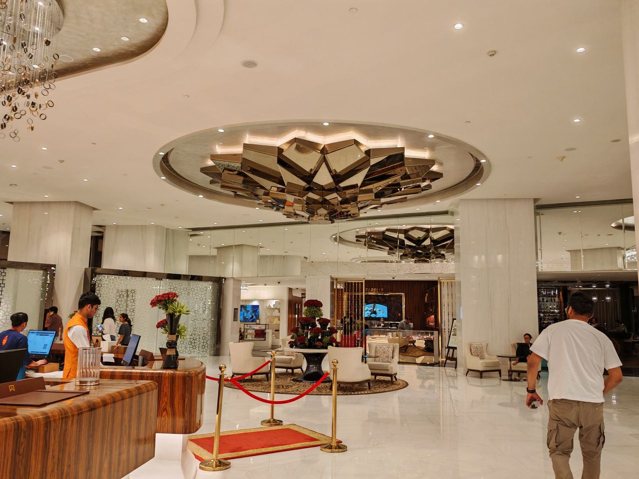 Photo of a restaurant lobby taken with Porsche Design Honor Magic 6 RSR