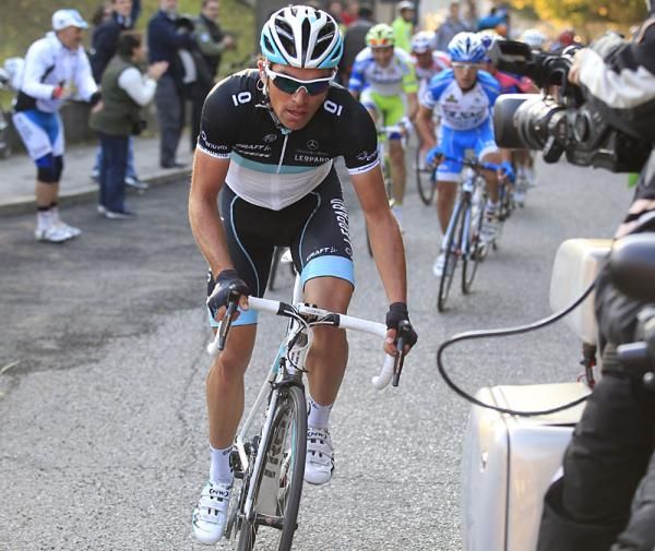 Oliver Zaugg (Leopard Trek) powers away