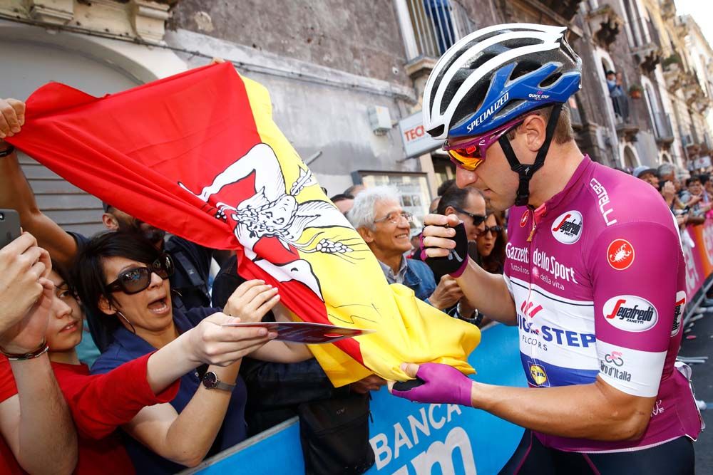 Elia Viviani (Quick-Step Floors) was a busy man at the start of stage 4