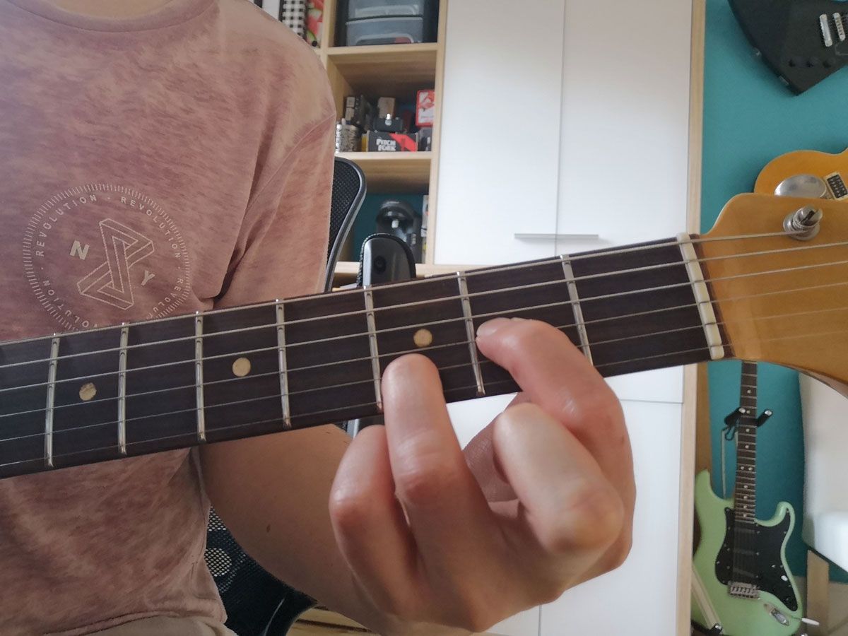 How to play the D chord on guitar
