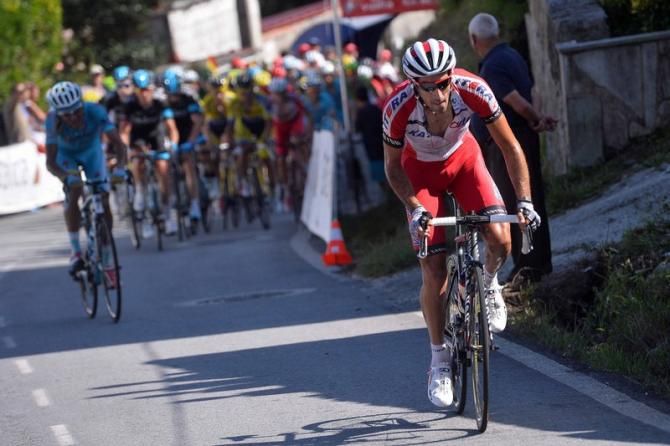 Alberto Losada (Katusha) jumps away from the bunch