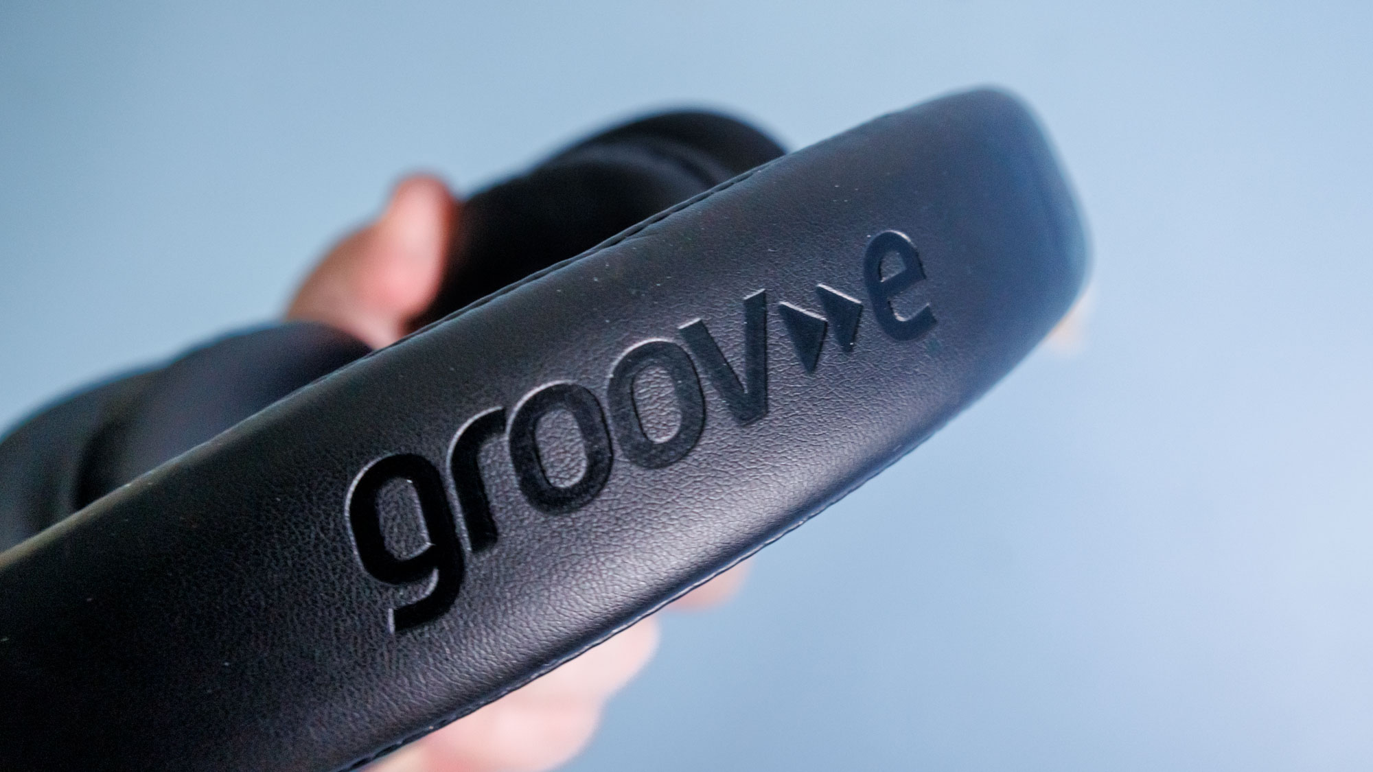 Groov-e Fusion in front of a blue wall