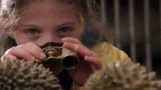 Michelle Trachtenberg watching people in Harriet the Spy.