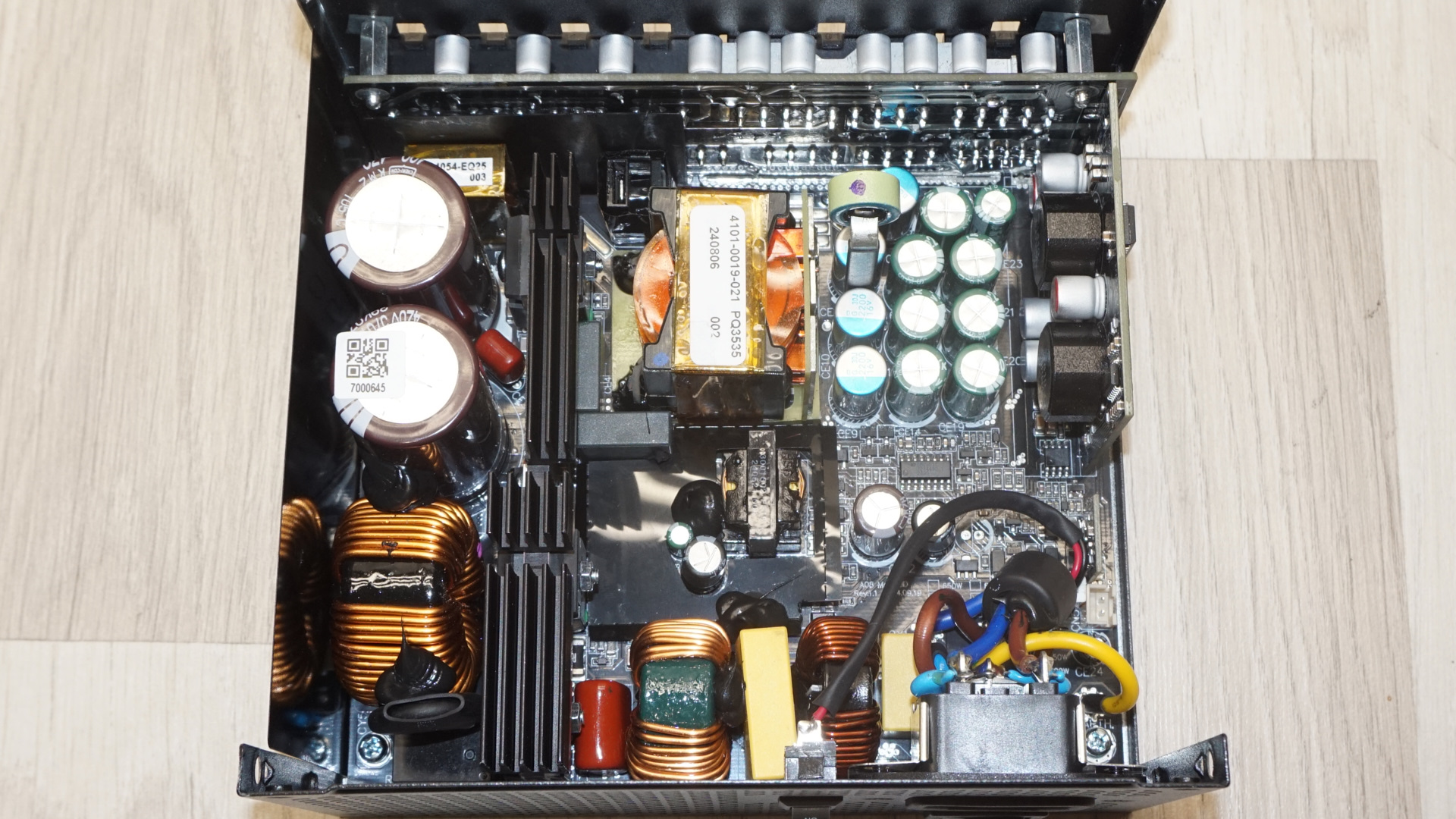 Montech Century II Gold 1050W ATX 3.1