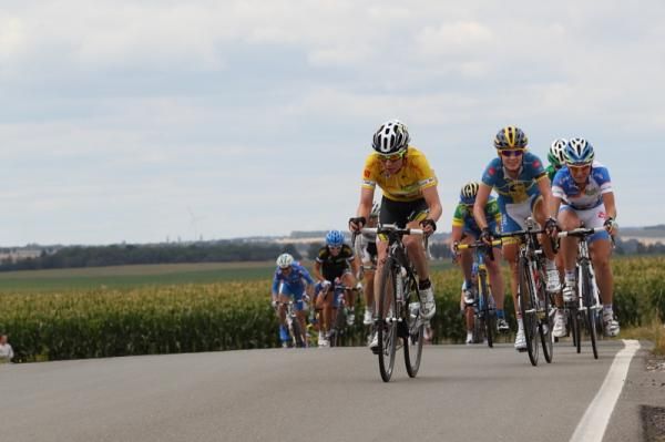 Amber Neben (HTC-HighRoad) chases the break, followed by Emma Johansson (Hitec Products)