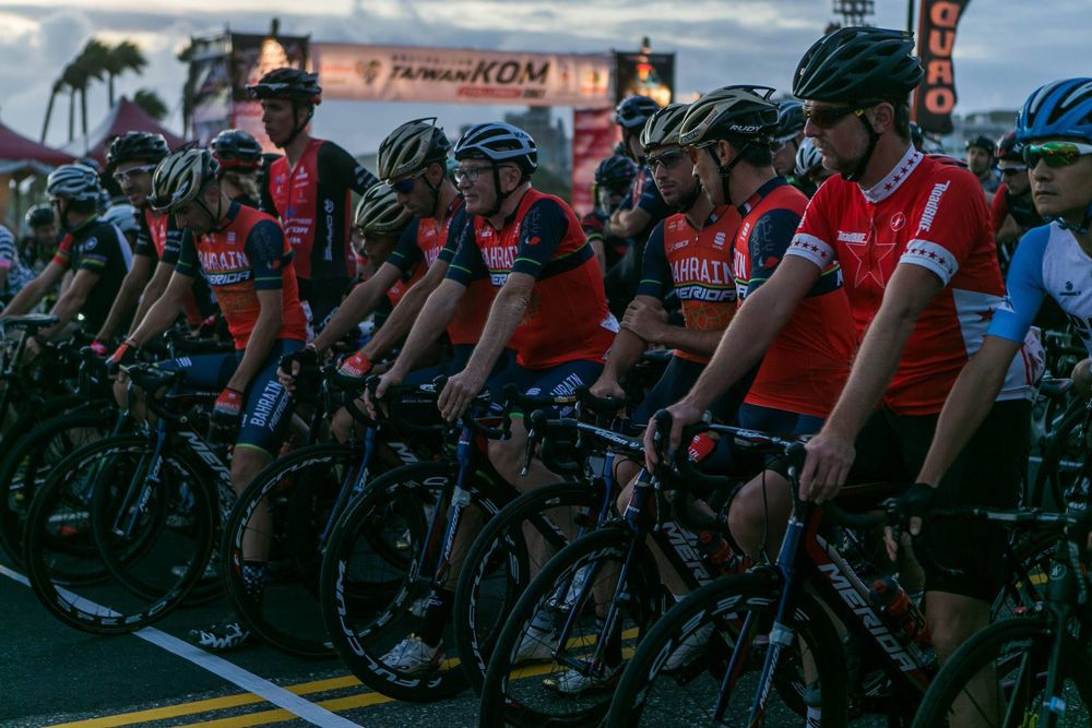 The 600 riders await the start of the Taiwan KOM Challenge