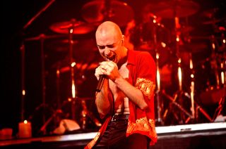 Live (with a newly shaven Kowalczyk) at the Riviera Theatre in Chicago, October 3, 1994