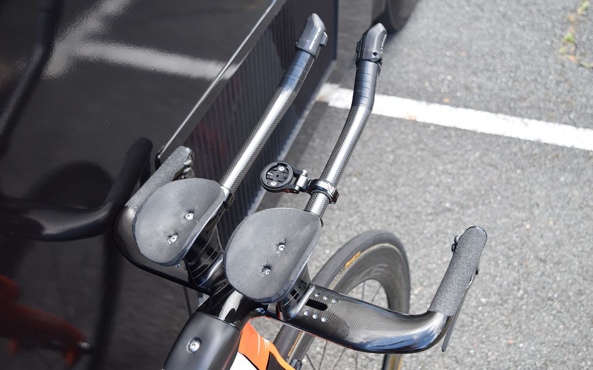 While some of van Baarle's teammates have rider-specific, 3D-printed titanium cockpits from Most, van Baarle sticks with carbon components