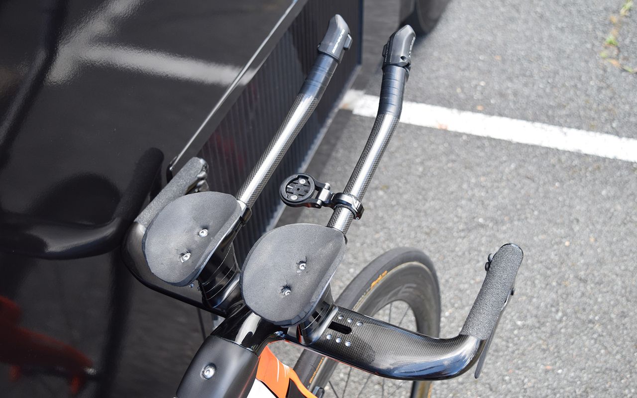 While some of van Baarle's teammates have rider-specific, 3D-printed titanium cockpits from Most, van Baarle sticks with carbon components