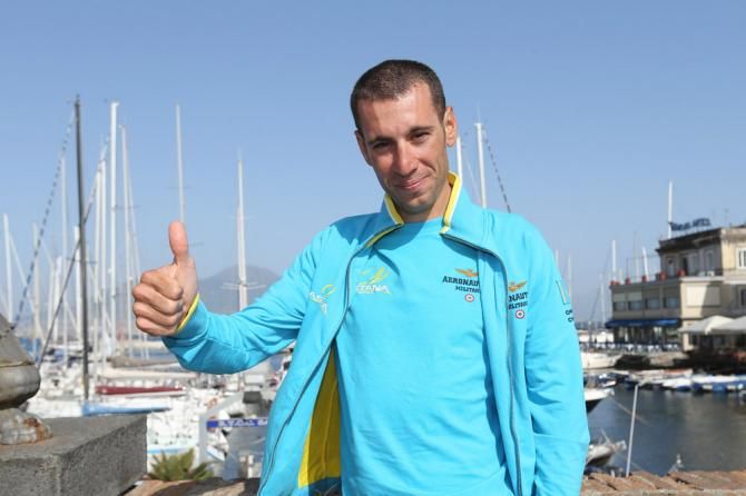 A thumbs up from Vincenzo Nibali as he awaits the start of the 2013 Giro in Naples