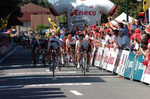 While Jurgen Roelandts (Lotto Belisol) was carrying more speed, Giacomo Nizzolo (RadioShack-Nissan) just held on for the stage victory.