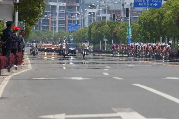 The bunch approaches through the heat haze in Chongming