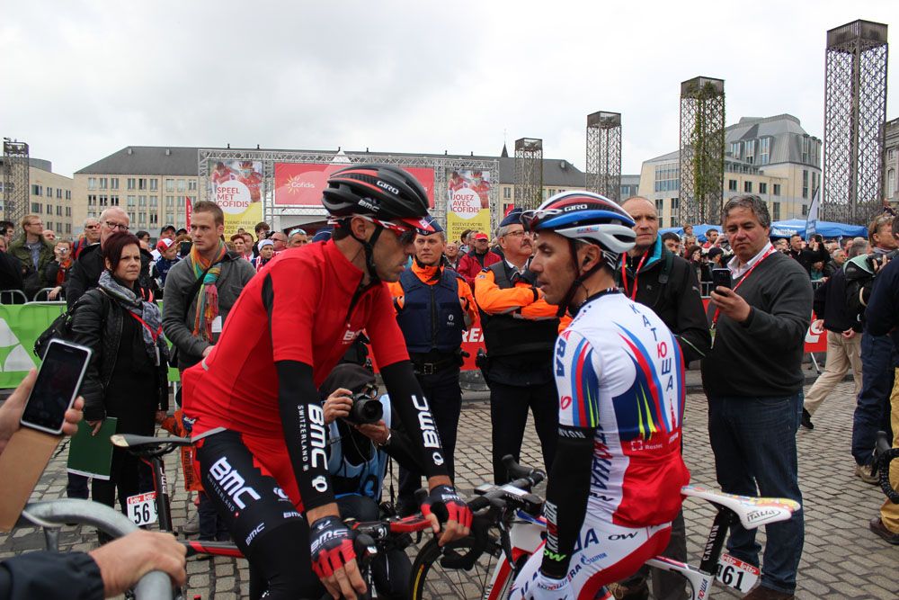 Spaniards Joaquim Rodr&iacute;guez and Samuel Sanchez have a catch up