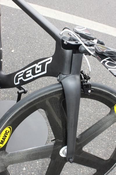 The Bayonet 3 fork uses a similar design to the current Bayonet 2, but with smaller bearings for a narrower stance.
