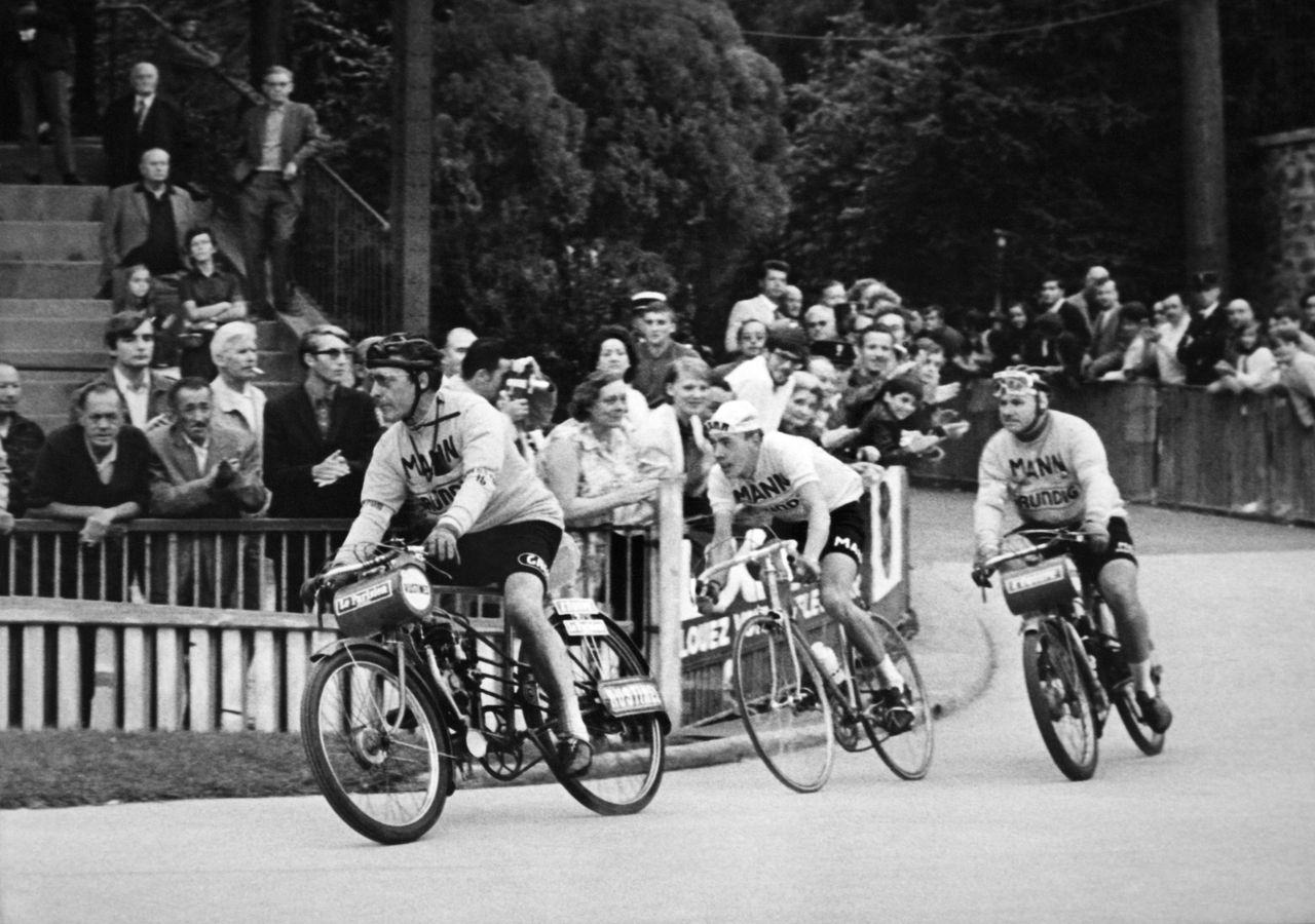 Herman van Springel following his derny at Bordeaux-Paris 1970