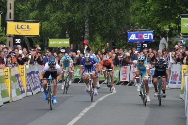 Swift dives down the right hand side of the road as Davis and Downing contest on the left
