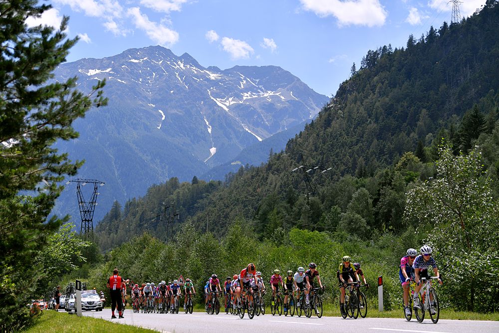 The peloton during stage 5 Giro Rosa