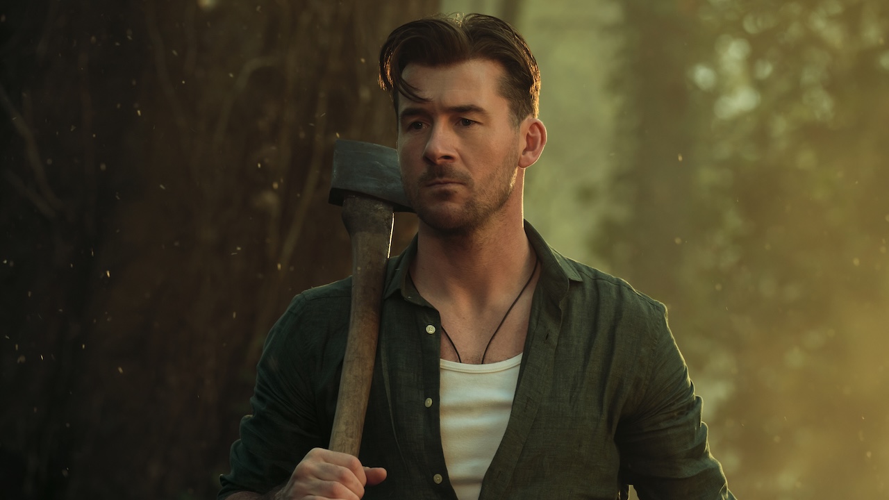 Barry Sloane's Destruction holding an axe in The Sandman
