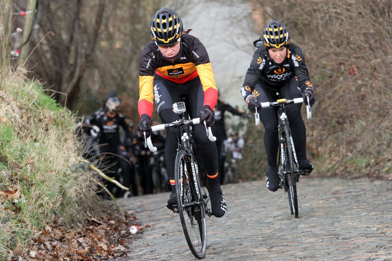Jolien D'hoore leads Chloe Hosking up the climb