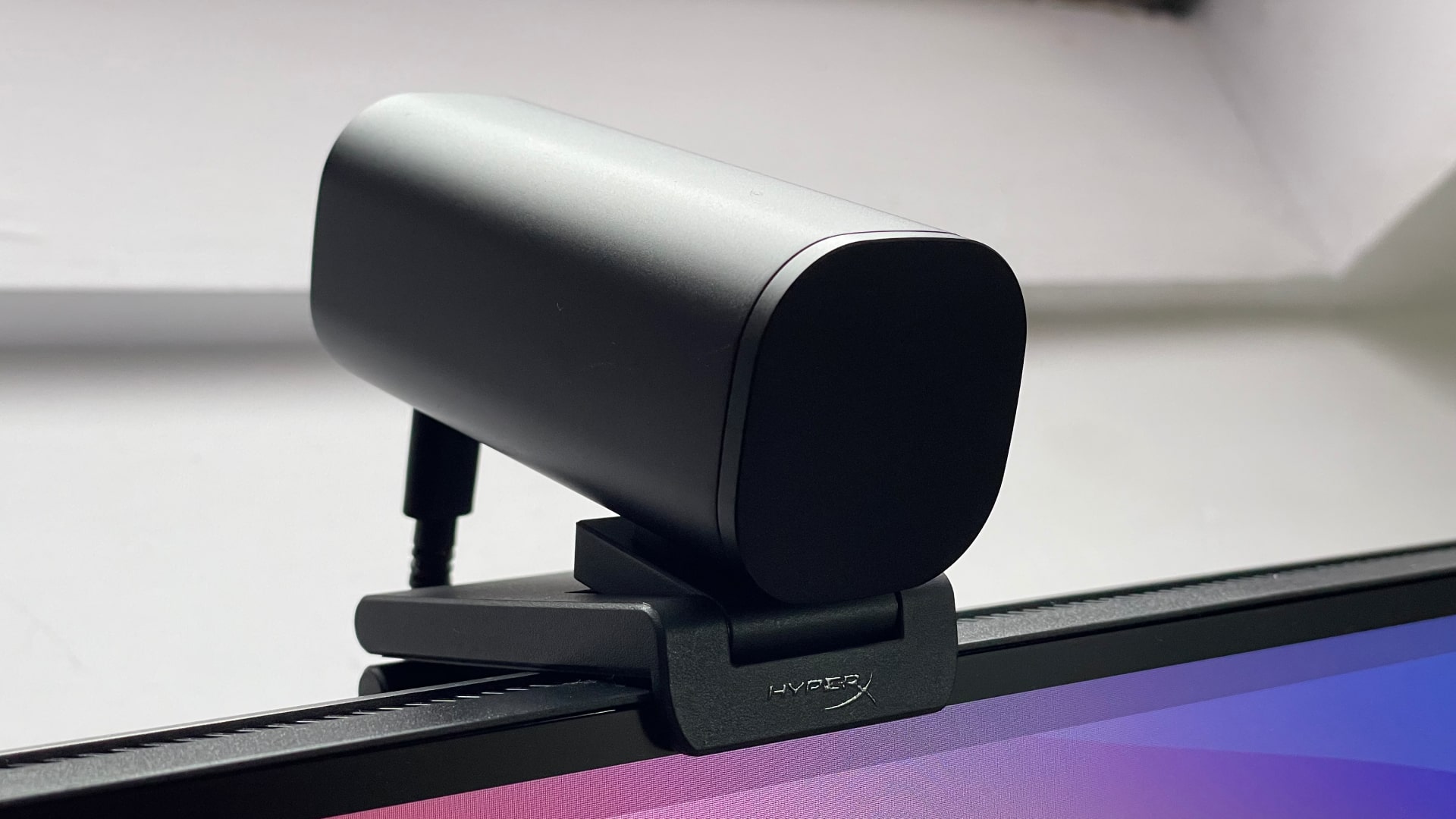 A webcam HyperX Vision S na parte superior de um monitor.