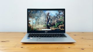 En Acer Aspire 5-laptop på ett skrivbord som kör 3DMark WildLife benchmark