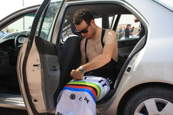 Mark Cavendish prepares to don his rainbow jersey for the first time this season
