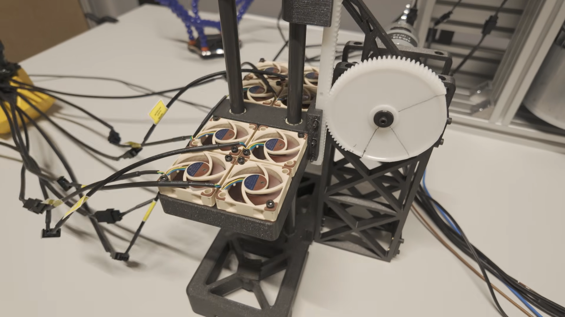 Noctua's Fan validation setup for vertical movement, aka the torture-test rig for fans
