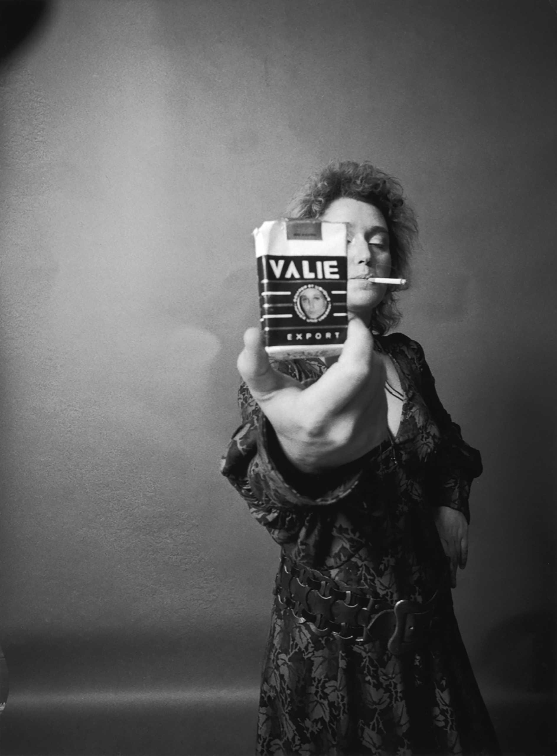 womens body in black and white