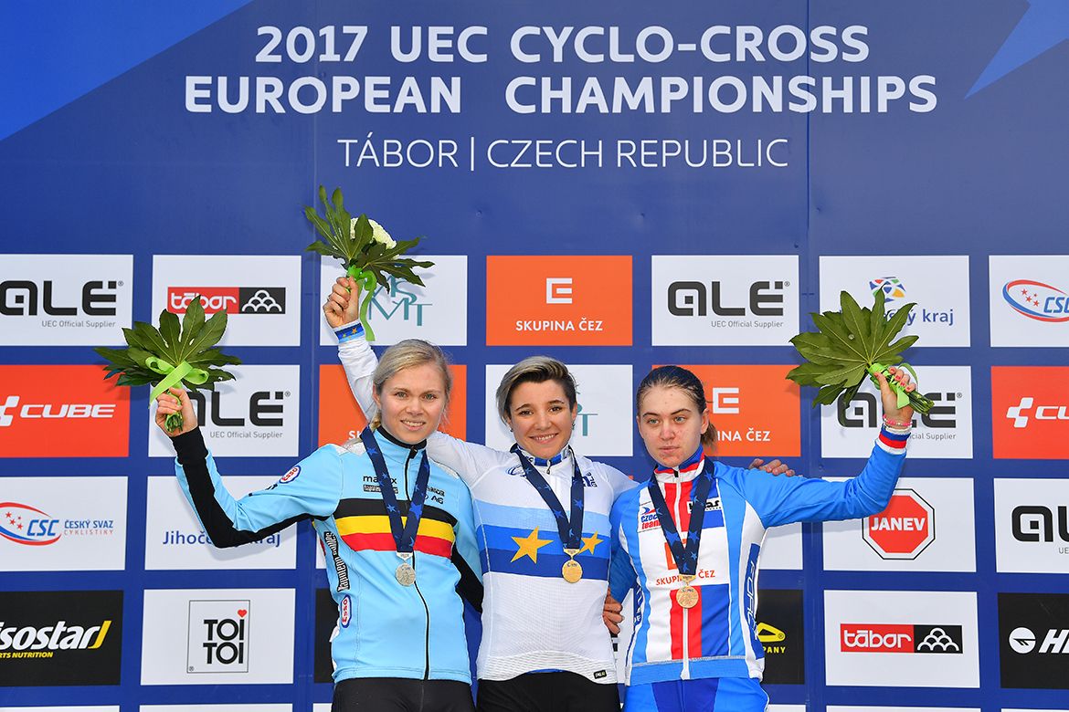 Chiara Teocchi (Italy) flanked by Laura Verdonschot (Belgium) and Nikola Noskov&aacute; (Czech Republic) on the podium in Tabor.