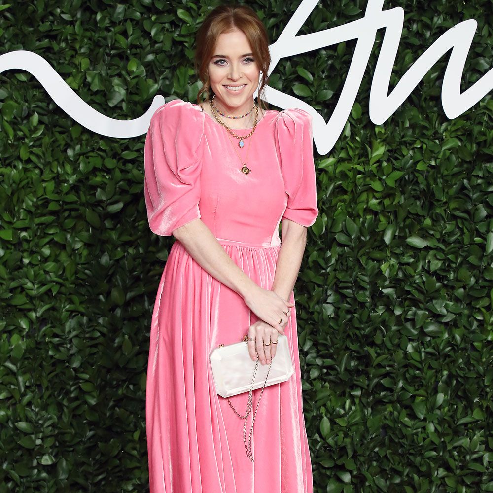 ดูเบาะนั่งในลอนดอนที่ผสมผสานระหว่างผู้จัดรายการทีวี Angela Scanlon