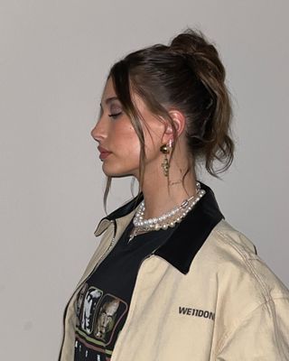 @haileybieber '90s tendrils hairstyle