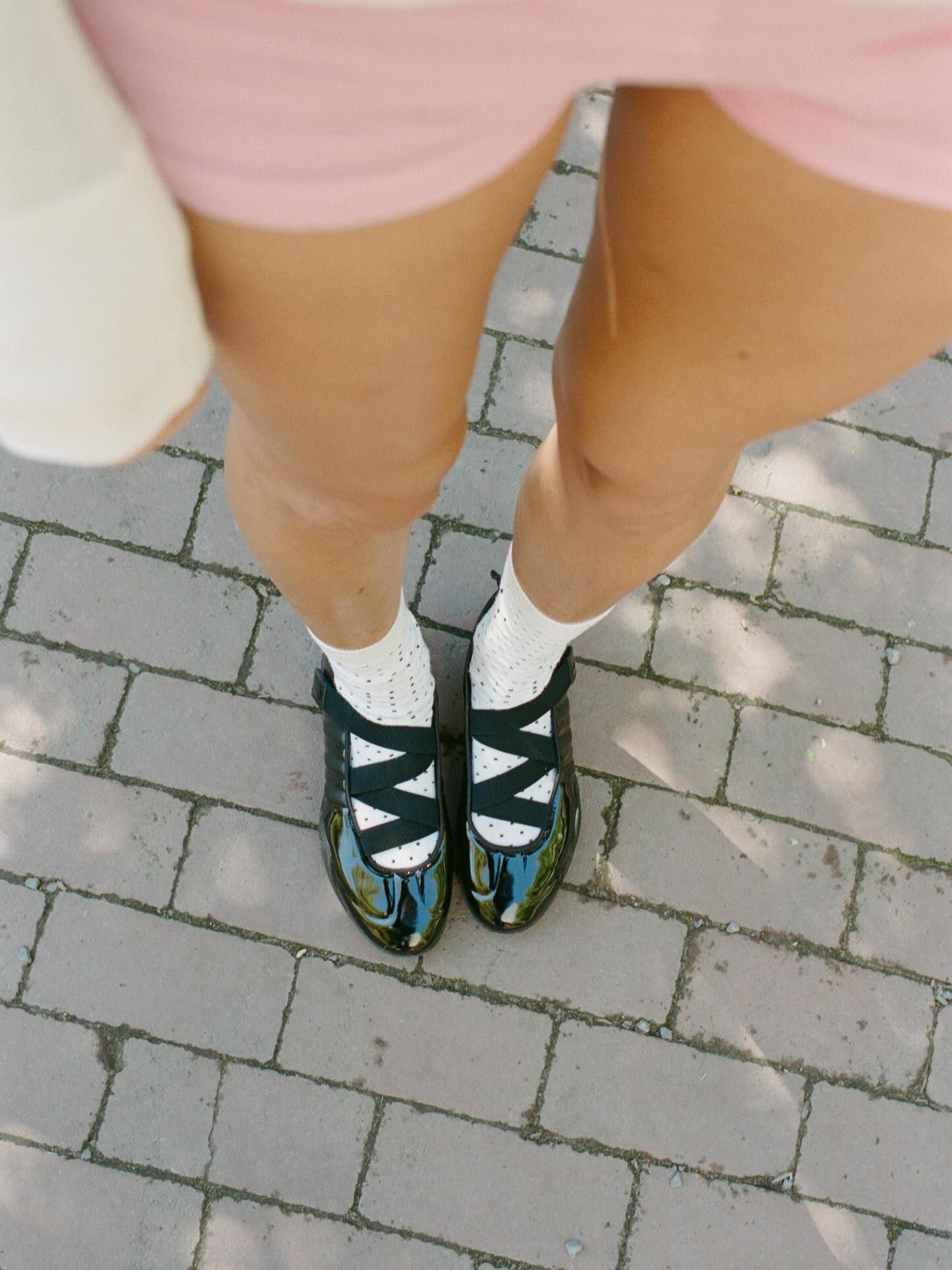 An image of @devonleecarlson wearing hybrid trainers, one of the biggest trainer trends of 2026.