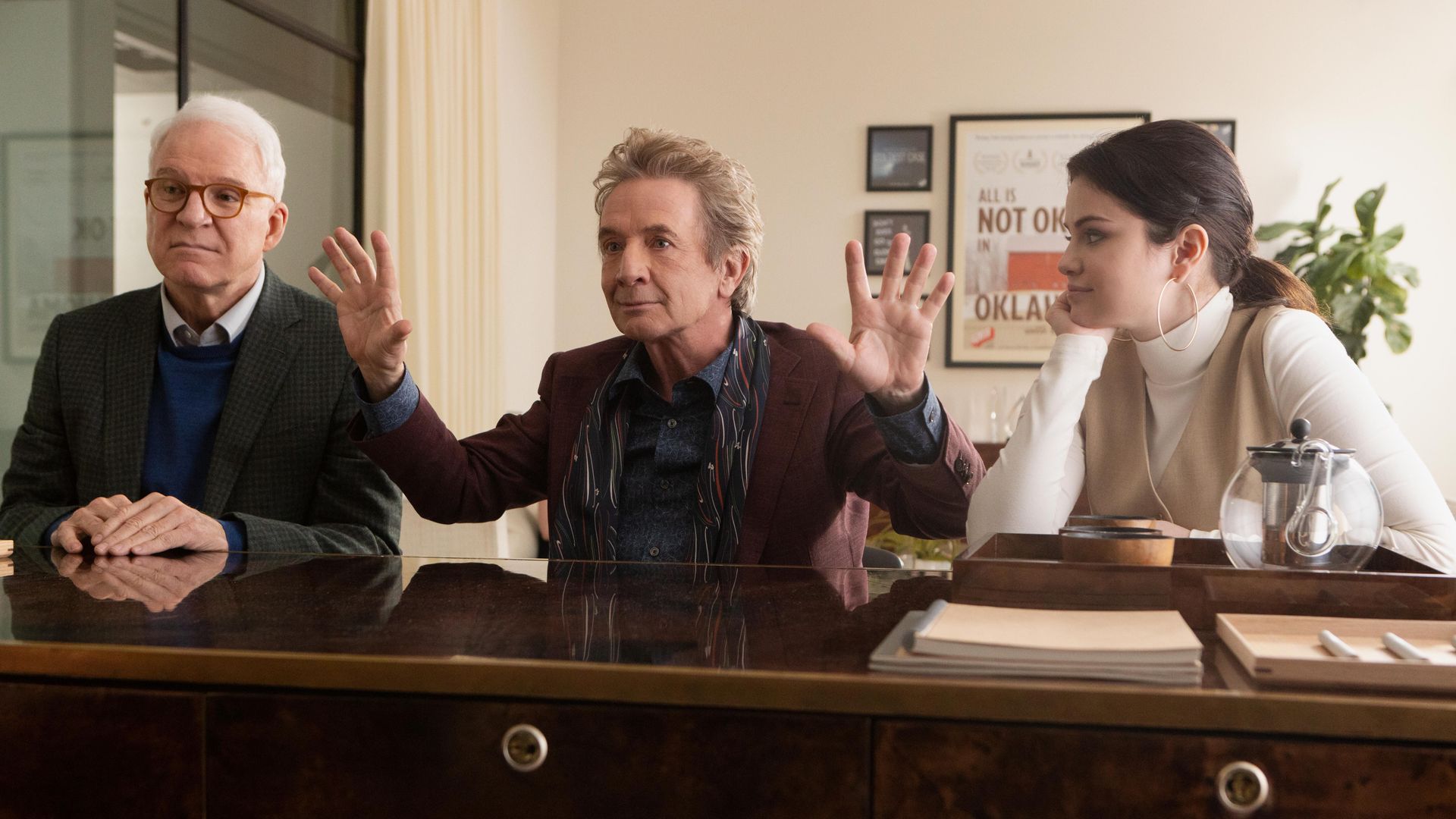 only murders in the building the sting episode 104 believing the murderer might be a famous resident whom is difficult to access, the group seeks advice from a renowned podcasting host charles steve martin, oliver martin short and mabel selena gomez, shown photo by craig blankenhornhulu