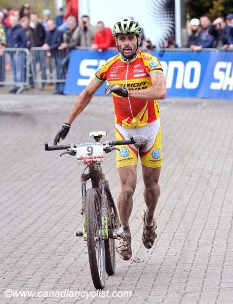 Hermida's bike 'gets away'.