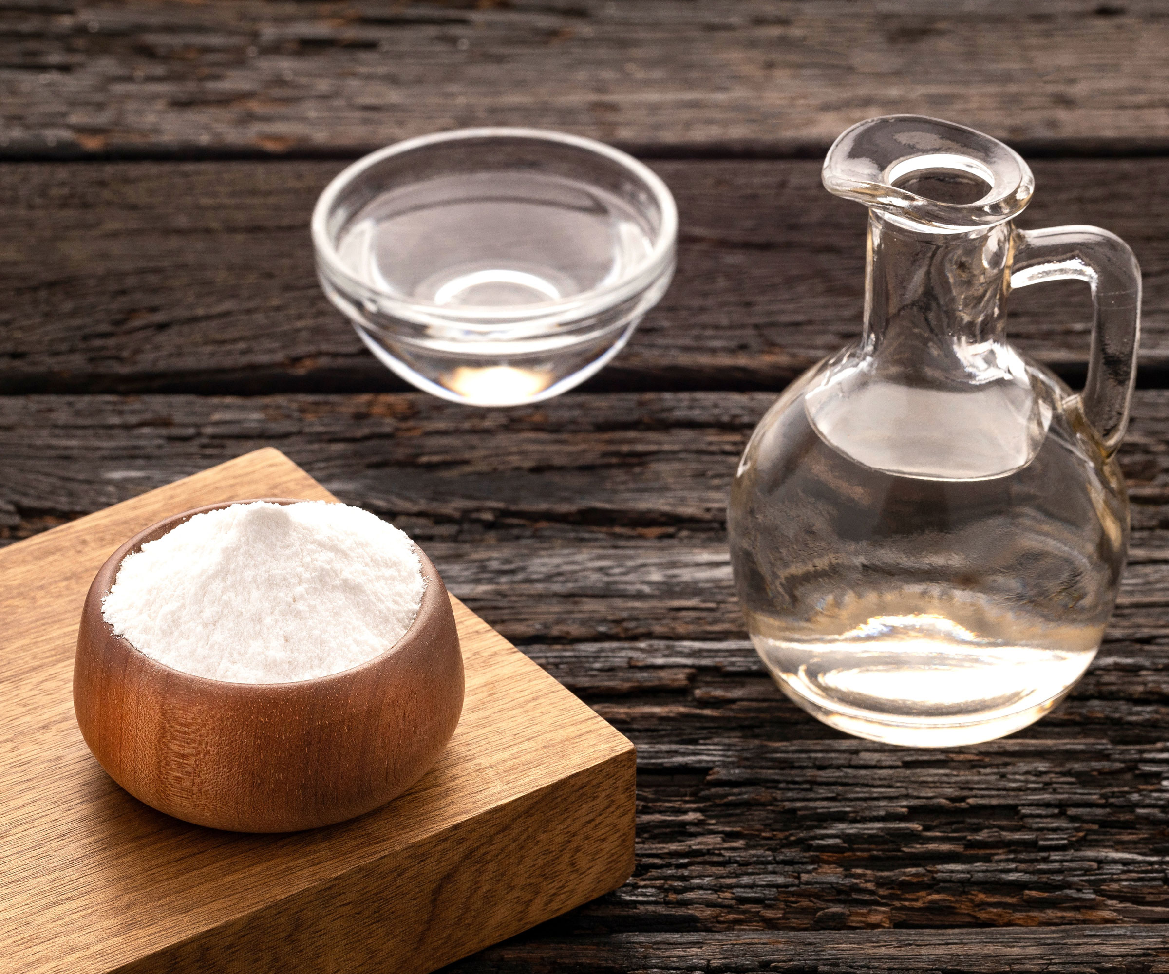 baking soda in pot and vinegar in bottle and bowl