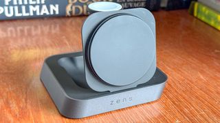 Zens Nightstand Charger Pro 2 in black