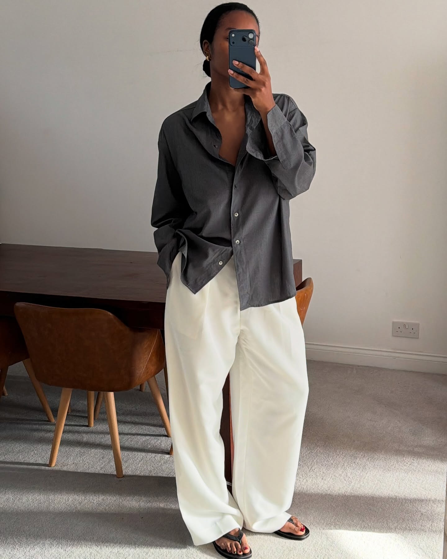 @nlmarilyn in a relaxed trousers and flip flops outfit for spring 2026