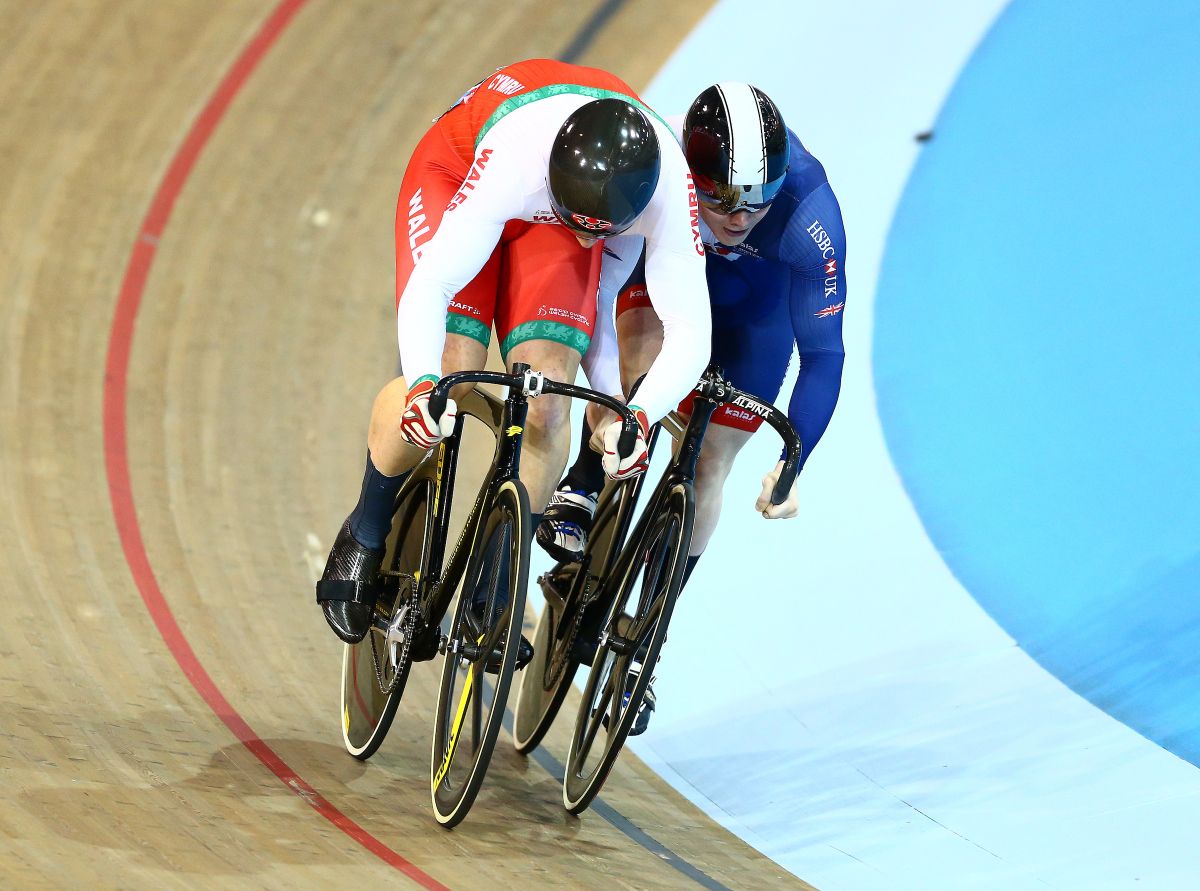 Lewis Oliva (Wales) leans on Jack Carlin (Great Britain)