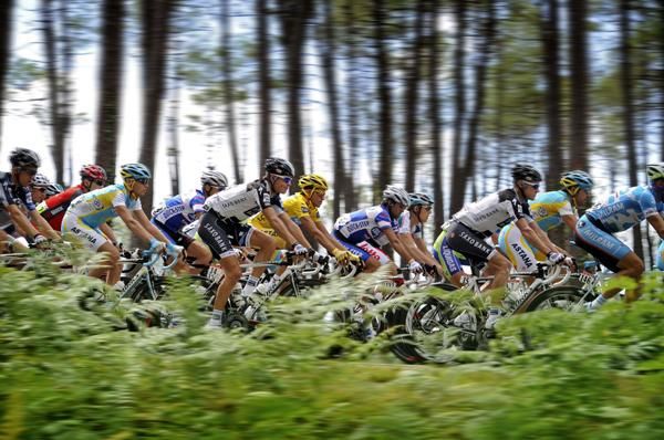 The peloton ride towards Bordeaux