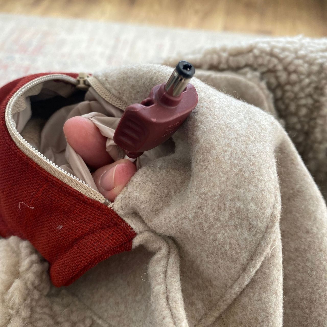 Removing the battery connector from the Stoov Big Hug3 when removing the cover