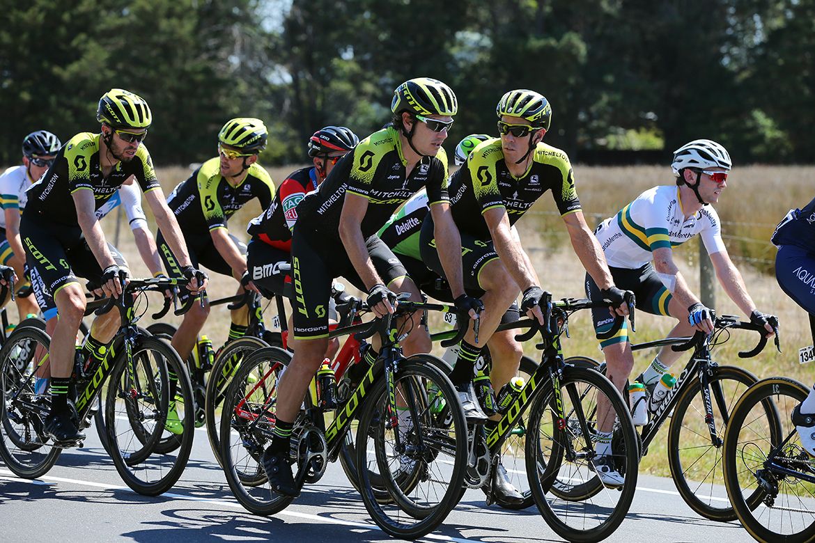 Daryl Impey and Mat Hayman (Mitchelton-Scott) chatting